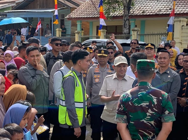 Kapolda Aceh, Irjen Pol. Rudi Setiawan, S.I.K., S.H., M.H., dampingi Wakil Presiden Republik Indonesia, Gibran Rakabuming Raka, melakukan kunjungan kerja ke Desa Kendawi, Kecamatan Dabun Gelang, Kabupaten Gayo Lues, Aceh, Kamis (6/8/2026). Foto: Dok. Ist Kapolda Aceh, Irjen Pol. Rudi Setiawan, S.I.K., S.H., M.H., dampingi Wakil Presiden Republik Indonesia, Gibran Rakabuming Raka, melakukan kunjungan kerja ke Desa Kendawi, Kecamatan Dabun Gelang, Kabupaten Gayo Lues, Aceh, Kamis (6/8/2026). Foto: Dok. Ist