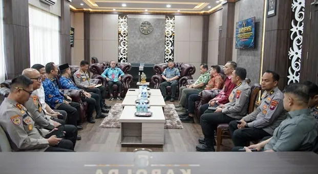 Tim Asistensi Pusat Kepolisin STIK-PTIK Lemdiklat Polri Bersama Polda Kalteng, pada saat berfoto bersama di Mapolda Kalteng. Tim Asistensi Pusat Kepolisin STIK-PTIK Lemdiklat Polri Bersama Polda Kalteng, pada saat berfoto bersama di Mapolda Kalteng.