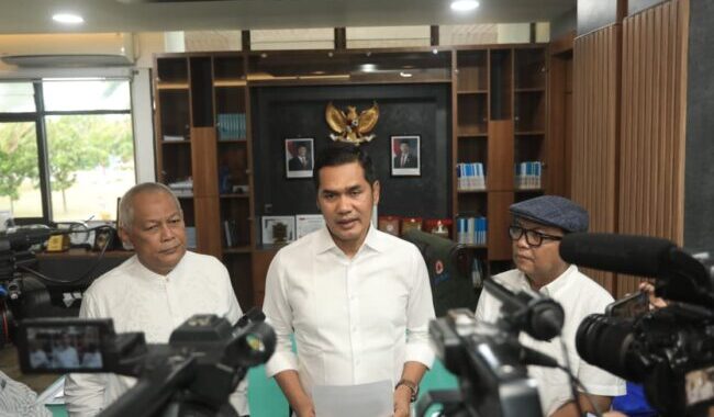Sekda Aceh, M. Nasir, didampingi Juru Bicara Pemerintah Aceh, T. Kamaruzzaman, dan Nurlis Effen dalam konferensi pers di ruang kerja Sekda Aceh, Jumat (7/8/2026). Foto: Humas