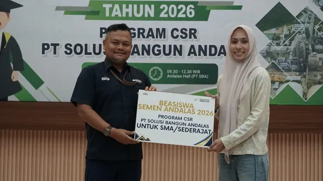 General Affairs & Community Relations Manager SBA, Tafaul Rijal menyerahkan beasiswa Semen Andalas 2026 secara simbolis kepada perwakilan siswa tingkat SMA sederajat di Andalas Hall. FOTO/dok. SBA General Affairs & Community Relations Manager SBA, Tafaul Rijal menyerahkan beasiswa Semen Andalas 2026 secara simbolis kepada perwakilan siswa tingkat SMA sederajat di Andalas Hall. FOTO/dok. SBA
