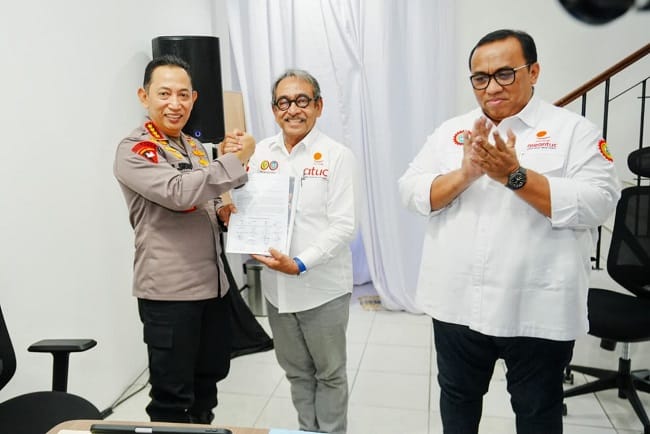 Kapolri Jenderal Polisi Listyo Sigit Prabowo menyerahkan dokumen hasil dialog kepada perwakilan Koalisi Besar Perjuangan Buruh Indonesia (KBPBI) usai pertemuan terkait pembahasan RUU Ketenagakerjaan di Kantor Sekretariat Bersama KBPBI, Jakarta, Jumat (7/8/2026). Kapolri Jenderal Polisi Listyo Sigit Prabowo menyerahkan dokumen hasil dialog kepada perwakilan Koalisi Besar Perjuangan Buruh Indonesia (KBPBI) usai pertemuan terkait pembahasan RUU Ketenagakerjaan di Kantor Sekretariat Bersama KBPBI, Jakarta, Jumat (7/8/2026).