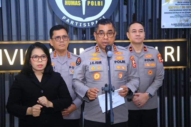 Kadiv Humas Polri Irjen Pol. Jhonny Edison Isir didampingi sejumlah pejabat Divisi Humas Polri menyampaikan keterangan pers di Mabes Polri terkait komitmen Polri menjalankan proses pemeriksaan personel secara profesional, transparan, dan sesuai ketentuan yang berlaku, Kamis (6/8/2026). Kadiv Humas Polri Irjen Pol. Jhonny Edison Isir didampingi sejumlah pejabat Divisi Humas Polri menyampaikan keterangan pers di Mabes Polri terkait komitmen Polri menjalankan proses pemeriksaan personel secara profesional, transparan, dan sesuai ketentuan yang berlaku, Kamis (6/8/2026).