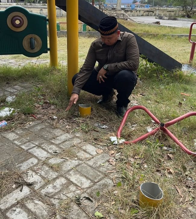 Wakil Ketua Komisi III DPRK Banda Aceh, Tuanku Muhammad, meninjau lokasi hilangnya fasilitas bermain anak di Taman Meuraxa, Banda Aceh, Jumat (7/8/2026). Wakil Ketua Komisi III DPRK Banda Aceh, Tuanku Muhammad, meninjau lokasi hilangnya fasilitas bermain anak di Taman Meuraxa, Banda Aceh, Jumat (7/8/2026).