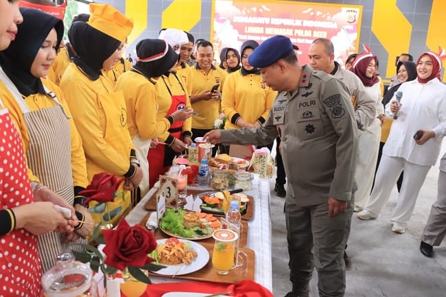 Kapolda Aceh Irjen Pol. Ruddi Setiawan meninjau hasil kreasi peserta pada Lomba Memasak HUT Ke-81 Kemerdekaan RI yang digelar di Meuligoe Tribrata Polda Aceh, Jumat (7/8/2026). Kapolda Aceh Irjen Pol. Ruddi Setiawan meninjau hasil kreasi peserta pada Lomba Memasak HUT Ke-81 Kemerdekaan RI yang digelar di Meuligoe Tribrata Polda Aceh, Jumat (7/8/2026).