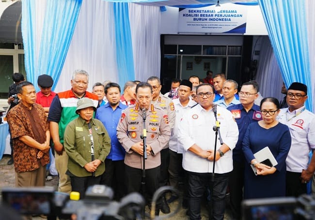 Kapolri Jenderal Polisi Listyo Sigit Prabowo memberikan keterangan kepada awak media usai berdialog dengan Koalisi Besar Perjuangan Buruh Indonesia (KBPBI) terkait pembahasan RUU Ketenagakerjaan di Sekretariat Bersama KBPBI, Jakarta, Jumat (7/8/2026). Kapolri Jenderal Polisi Listyo Sigit Prabowo memberikan keterangan kepada awak media usai berdialog dengan Koalisi Besar Perjuangan Buruh Indonesia (KBPBI) terkait pembahasan RUU Ketenagakerjaan di Sekretariat Bersama KBPBI, Jakarta, Jumat (7/8/2026).