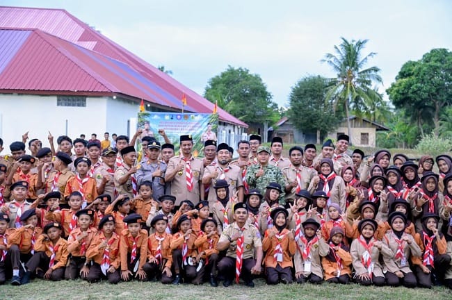 Ketua Kwarcab Pramuka Aceh Besar, Muhammad Iswanto, S.STP. MM foto bersama anggota Pramuka di Lapangan Bola Kaki Bueng Cala, Kecamatn Kuta Baro, Aceh Besar, Jumat (7/08/2026). FOTO/MC ACEH BESAR Ketua Kwarcab Pramuka Aceh Besar, Muhammad Iswanto, S.STP. MM foto bersama anggota Pramuka di Lapangan Bola Kaki Bueng Cala, Kecamatn Kuta Baro, Aceh Besar, Jumat (7/08/2026). FOTO/MC ACEH BESAR