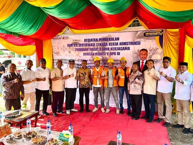 Foto bersama Asisten II Bidang Perekonomian dan Pembangunan Sekdakab Aceh Besar, H. M. Ali, S.Sos., M.Si., saat menghadiri Pembekalan dan Sertifikasi Tenaga Kerja Konstruksi Program Padat Karya di Gampong Blang Krueng, Aceh Besar, Sabtu (8/8/2026) FOTO/MC ACEH BESAR