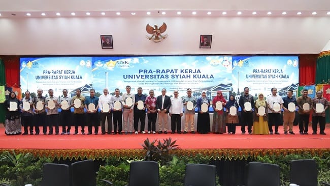 Banda Aceh, 8 Agustus 2026. Universitas Syiah Kuala (USK) menggelar Pra-Rapat Kerja (Pra-Raker) sebagai upaya untuk memperkuat perencanaan dan penganggaran tahun 2027. Kegiatan ini dibuka oleh Rektor USK Prof. Mirza Tabrani, S.E., M.B.A., D.B.A di Gedung AAC Dayan Dawood. Foto/Istimewa