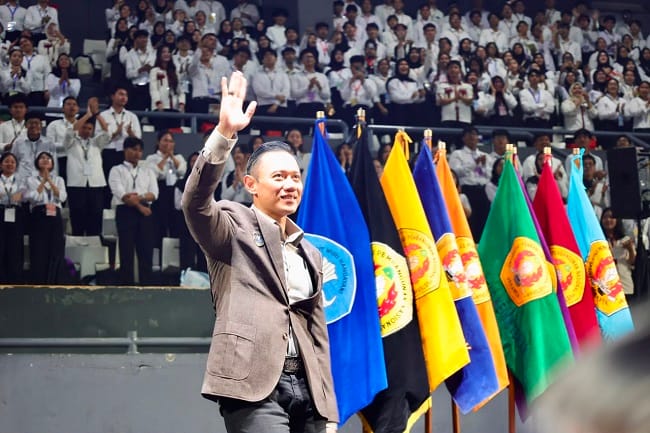 Menko AHY melambaikan tangan kepada mahasiswa baru UPN “Veteran” Jakarta saat memberikan pembekalan dalam kegiatan PKKMB di Tennis Indoor Senayan, Jakarta, Senin (10/8/2026). Menko AHY melambaikan tangan kepada mahasiswa baru UPN “Veteran” Jakarta saat memberikan pembekalan dalam kegiatan PKKMB di Tennis Indoor Senayan, Jakarta, Senin (10/8/2026).