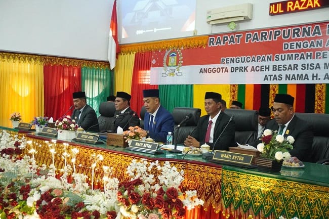 Bupati Aceh Besar H. Muharram Idris memberikan sambutan saat Rapat Paripurna DPRK Aceh Besar dengan agenda Pengucapan Sumpah Pengganti Antar Waktu (PAW) Anggota DPRK Aceh Besar Sisa Masa Jabatan Tahun 2024–2029 atas nama H. Abdul Razak di Ruang Rapat Paripurna DPRK Aceh Besar, Senin (10/8/2026). FOTO/MC ACEH BESAR Bupati Aceh Besar H. Muharram Idris memberikan sambutan saat Rapat Paripurna DPRK Aceh Besar dengan agenda Pengucapan Sumpah Pengganti Antar Waktu (PAW) Anggota DPRK Aceh Besar Sisa Masa Jabatan Tahun 2024–2029 atas nama H. Abdul Razak di Ruang Rapat Paripurna DPRK Aceh Besar, Senin (10/8/2026). FOTO/MC ACEH BESAR