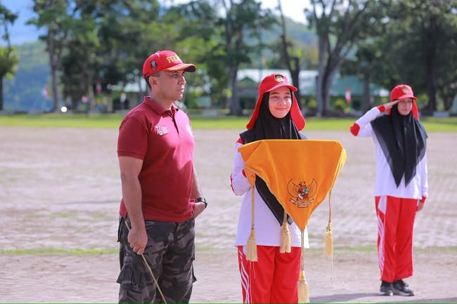 Pelatih Paskibraka Aceh Besar, T. Dhiaul Murdhi, ST sedang melatih 72 Anggota Paskibraka untuk menyukseskan upacara peringatan Hari Ulang Tahun (HUT) ke-81 Kemerdekaan Republik Indonesia di Lapangan Bungong Jeumpa, Kota Jantho, Senin (10/8/2026) FOTO/MC ACEH BESAR Pelatih Paskibraka Aceh Besar, T. Dhiaul Murdhi, ST sedang melatih 72 Anggota Paskibraka untuk menyukseskan upacara peringatan Hari Ulang Tahun (HUT) ke-81 Kemerdekaan Republik Indonesia di Lapangan Bungong Jeumpa, Kota Jantho, Senin (10/8/2026) FOTO/MC ACEH BESAR