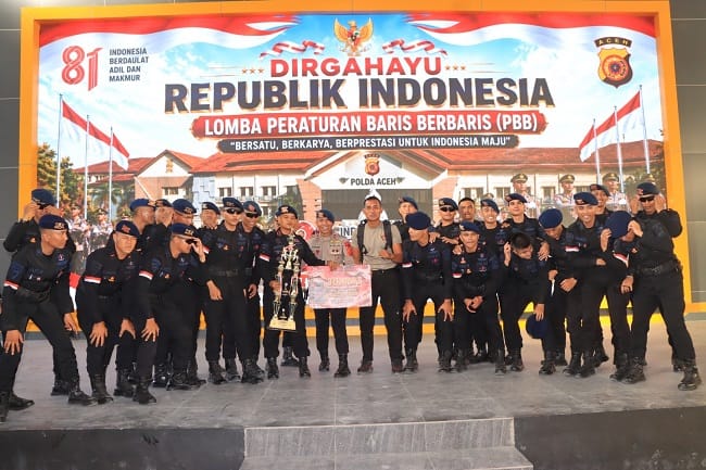 Personel Polda Aceh berfoto bersama usai mengikuti perlombaan Peraturan Baris-Berbaris (PBB) dalam rangka menyambut HUT ke-81 Kemerdekaan Republik Indonesia di Meuligo Polda Aceh, Banda Aceh, Senin (10/8/2026). Personel Polda Aceh berfoto bersama usai mengikuti perlombaan Peraturan Baris-Berbaris (PBB) dalam rangka menyambut HUT ke-81 Kemerdekaan Republik Indonesia di Meuligo Polda Aceh, Banda Aceh, Senin (10/8/2026).