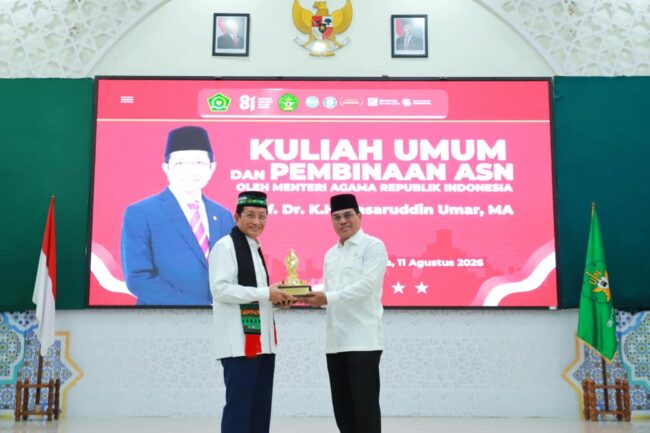Rektor UIN Ar-Raniry Banda Aceh, Prof Mujiburrahman, menyerahkan plakat Tugu Iqro kepada Menteri Agama, Nasaruddin Umar, sebagai simbol pengabdian terhadap ilmu dan spiritualitas di lingkungan kampus, Selasa (11/8/2026). Foto: Humas Rektor UIN Ar-Raniry Banda Aceh, Prof Mujiburrahman, menyerahkan plakat Tugu Iqro kepada Menteri Agama, Nasaruddin Umar, sebagai simbol pengabdian terhadap ilmu dan spiritualitas di lingkungan kampus, Selasa (11/8/2026). Foto: Humas