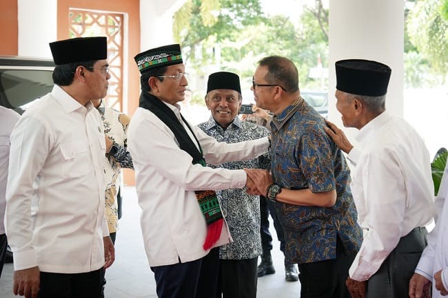 Rektor USK, Prof. Mirza Tabrani, S.E., M.B.A., D.B.A., berjabat tangan dengan Menteri Agama Republik Indonesia, Prof. Dr. K.H. Nasaruddin Umar, M.A., Selasa, 11 Agustus 2026. Foto: Humas USK Rektor USK, Prof. Mirza Tabrani, S.E., M.B.A., D.B.A., berjabat tangan dengan Menteri Agama Republik Indonesia, Prof. Dr. K.H. Nasaruddin Umar, M.A., Selasa, 11 Agustus 2026. Foto: Humas USK