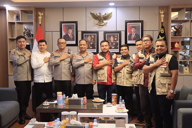 Kapolda Aceh Irjen Pol. Ruddi Setiawan menerima kunjungan silaturahmi Pengurus Pusat Studi Pemuda Aceh (PUSDA) bersama Pro Jurnalismedia Siber (PJS) Kota Banda Aceh di ruang kerjanya, Selasa, 11 Agustus 2026. Foto/Istimewa