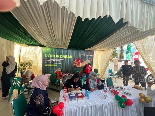 Sejumlah warga mengikuti kegiatan donor darah dalam rangka memperingati HUT ke-53 Bank Aceh. Kegiatan donor darah tersebut digelar serentak sebagai bentuk kepedulian sosial Bank Aceh dan kolaborasi bersama PMI, Senin (11/08/2026). Sejumlah warga mengikuti kegiatan donor darah dalam rangka memperingati HUT ke-53 Bank Aceh. Kegiatan donor darah tersebut digelar serentak sebagai bentuk kepedulian sosial Bank Aceh dan kolaborasi bersama PMI, Senin (11/08/2026).
