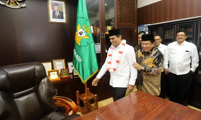 MENGANTAR KE KURSI REKTOR – Momen Prof Warul Walidin mengantar Prof Mujiburrahman ke kursi Rektor UIN Ar-Raniry Banda Aceh. Kala itu Prof Mujiburrahman baru terpilih sebagai rektor kampus tersebut untuk periode 2022-2026. MENGANTAR KE KURSI REKTOR – Momen Prof Warul Walidin mengantar Prof Mujiburrahman ke kursi Rektor UIN Ar-Raniry Banda Aceh. Kala itu Prof Mujiburrahman baru terpilih sebagai rektor kampus tersebut untuk periode 2022-2026.