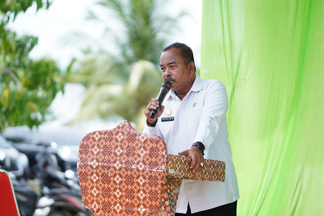 Asisten II Sekda Aceh Besar M Ali SSos MSi, menyampaikan sambutannya pada pemeriksaan kesehatan dan pengobatan gratis bagi balita dan ibu hamil di Puskesmas Gunung Biram, Kecamatan Lembah Seulawah, Aceh Besar, Rabu (12/8/2026). FOTO/ MC ACEH BESAR