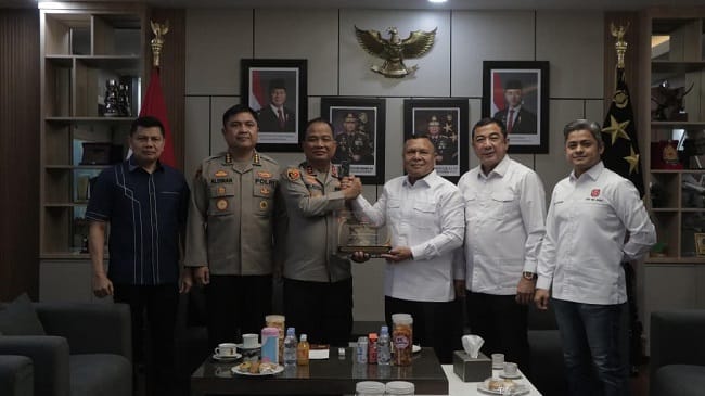 SERAHKAN PLAKAT— Ketua DPD REI Aceh, Zulkifli HM Juned, didampingi dua pengurus REI Aceh M. Noval dan Dr. Ir. Mursal F. Metareuem, menyerahkan plakat kepada Kapolda Aceh Irjen Pol. Ruddi Setiawan, dalam kunjungan silaturahmi di ruang kerja Kapolda Aceh, Rabu (12/8/2026).