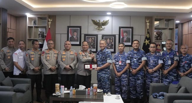 Kapolda Aceh Irjen Pol. Ruddi Setiawan bersama jajaran Polda Aceh menerima kunjungan silaturahmi Danlanud Sultan Iskandar Muda beserta jajaran di ruang kerja Kapolda Aceh, Banda Aceh, Rabu (12/8/2026). Kapolda Aceh Irjen Pol. Ruddi Setiawan bersama jajaran Polda Aceh menerima kunjungan silaturahmi Danlanud Sultan Iskandar Muda beserta jajaran di ruang kerja Kapolda Aceh, Banda Aceh, Rabu (12/8/2026).