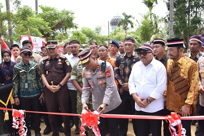 Kapolda Aceh, Irjen Pol. Ruddi Setiawan saat meresmikan secara virtual Jembatan Merah Putih Presisi, di Desa Meunasah Keutapang, Kecamatan Jeunieb, Kabupaten Bireuen, Kamis (13/08/2026).