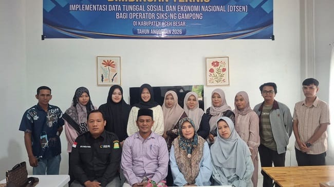 Foto bersama pada pelaksanaan Bimtek DTSEN, di Gayoland Coffee, Gampong Meunasah Papeun, Kecamatan Krueng Barona Jaya, Aceh Besar, Kamis (13/8/2026). FOTO/ MC ACEH BESAR Foto bersama pada pelaksanaan Bimtek DTSEN, di Gayoland Coffee, Gampong Meunasah Papeun, Kecamatan Krueng Barona Jaya, Aceh Besar, Kamis (13/8/2026). FOTO/ MC ACEH BESAR