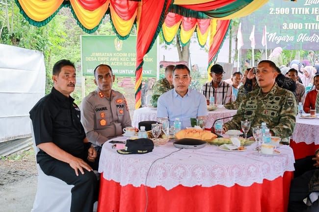 Wakil Bupati Aceh Besar, Drs. Syukri A Jalil, mengikuti Vidcon Launching 2.500 Jembatan Garuda dan 3.000 titik air bersih oleh Presiden Republik Indonesia, Prabowo Subianto, di Gampong Atong, Kecamatan Montasik, Kamis (13/8/2026). FOTO/ MC ACEH BESAR