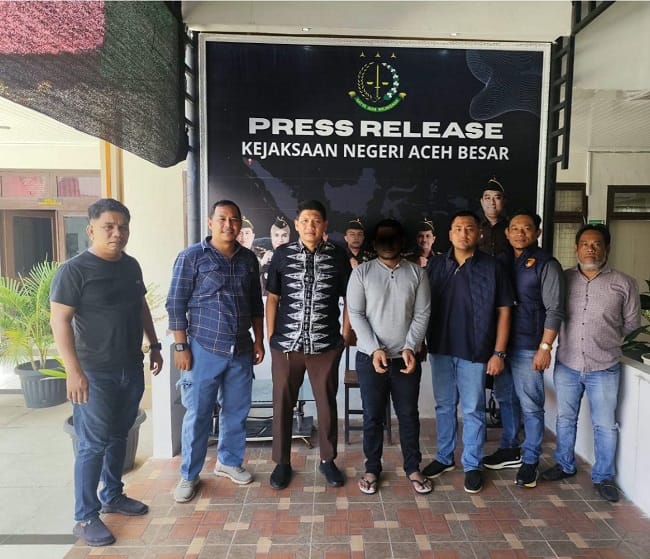 Penyidik Polsek Mesjid Raya Polresta Banda Aceh bersama tersangka NZ (26) dan sejumlah personel Kejaksaan Negeri Aceh Besar dalam proses pelimpahan tahap II kasus dugaan pengancaman dan pemerasan yang terjadi di kawasan wisata Bukit Lamreh, Aceh Besar, Kamis (13/8/2026).