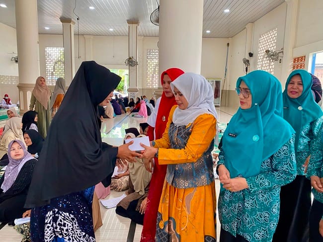 Wakil Ketua I TP-PKK Aceh Besar, Hj. Nurul Fazli, S.Ag menyerahkan bekal kepada pasien pada kegiatan integrasi pelacakan TBC dalam program Cek Kesehatan Gratis (CKG) di Gampong Lampeneurut Ujong Blang, Kecamatan Darul Imarah, Aceh Besar, Rabu (13/8/2026). FOTO/ MC ACEH BESAR Wakil Ketua I TP-PKK Aceh Besar, Hj. Nurul Fazli, S.Ag menyerahkan bekal kepada pasien pada kegiatan integrasi pelacakan TBC dalam program Cek Kesehatan Gratis (CKG) di Gampong Lampeneurut Ujong Blang, Kecamatan Darul Imarah, Aceh Besar, Rabu (13/8/2026). FOTO/ MC ACEH BESAR