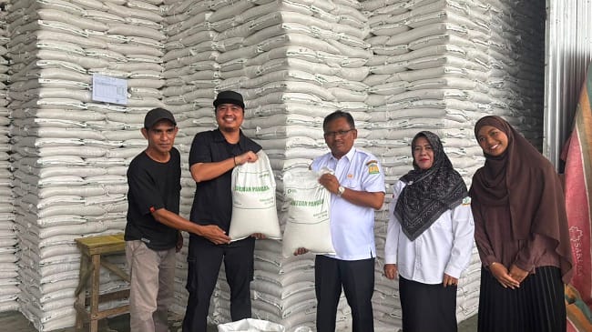 Kepala Dinas Pangan Aceh Besar, Spi, MM bersama Perwakilan Kanwil Bulog Aceh, Muhammad Luthfi meninjau stok beras bantuan pangan di Gudang Mitra Pengelolaan BULOG, Gampong Mesjid, Kecamatan Blang Bintang, Rabu (12/8/2026) . FOTO/ MC ACEH BESAR
