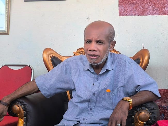 SAYANGKAN AKSI KEKERASAN - Tokoh masyarakat Papua, Yonas A. S. Nussy, menyayangkan aksi kekerasan yang terjadi di tengah pelaksanaan Festival Budaya Lembah Baliem (FBLB) di Kabupaten Jayawijaya hingga menyebabkan warga sipil menjadi korban. Saat ditemui di kediamannya di kawasan Hamadi Lembah, Distrik Jayapura Selatan, Kota Jayapura, Rabu (12/8/2026).