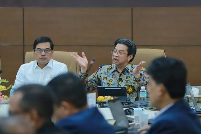 SAMPAIKAN MATERI – Staf Ahli Menteri Agama Bidang Hukum dan Hak Asasi Manusia Kementerian Agama RI, Faisal Ali Hasyim, saat memberi materi dalam kuliah umum bertema “Pembinaan dan Komitmen Kerja” di Ruang Sidang Lantai 2 Biro Rektor UIN Ar-Raniry, Jumat, (14/8/2026). SAMPAIKAN MATERI – Staf Ahli Menteri Agama Bidang Hukum dan Hak Asasi Manusia Kementerian Agama RI, Faisal Ali Hasyim, saat memberi materi dalam kuliah umum bertema “Pembinaan dan Komitmen Kerja” di Ruang Sidang Lantai 2 Biro Rektor UIN Ar-Raniry, Jumat, (14/8/2026).