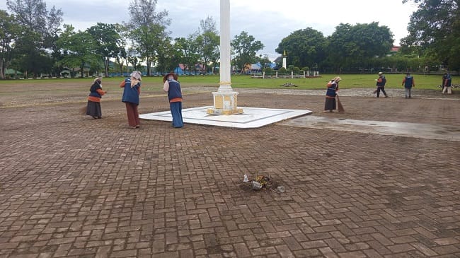 Petugas DLH Aceh Besar membersihkan lapangan Bungong Jeumpa, Kota Jantho, Aceh Besar, Kamis (13/8/2026). FOTO/ MC ACEH BESAR Petugas DLH Aceh Besar membersihkan lapangan Bungong Jeumpa, Kota Jantho, Aceh Besar, Kamis (13/8/2026). FOTO/ MC ACEH BESAR