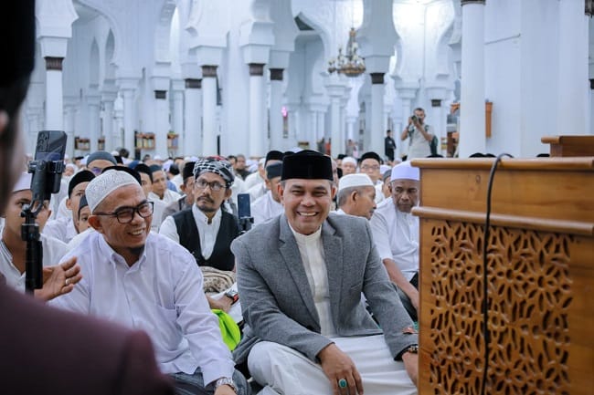 Bupati Aceh Besar H. Muharram Idris menghadiri Zikir dan Doa bersama dalam rangka memperingati Hari Damai Aceh XXI, di Masjid Raya Baiturrahman, Banda Aceh, Jumat (14/8/2026) malam. FOTO/ MC ACEH BESAR