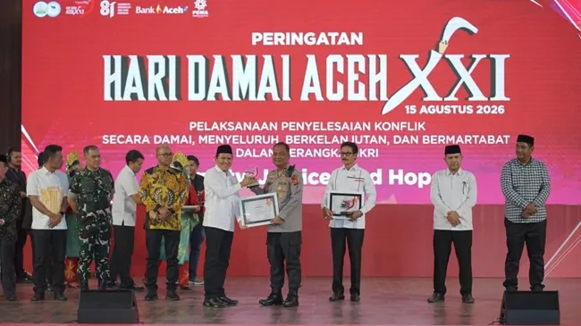 Kapolda Aceh Irjen Pol. Ruddi Setiawan menerima penghargaan dari Gubernur Aceh Muzakir Manaf yang diserahkan Wakil Gubernur Aceh pada opening ceremony Hari Damai Aceh (HDA) ke-21 di Balai Meuseuraya Aceh, Banda Aceh, Sabtu (15/8/2026). Foto: (Humas Polda Aceh)