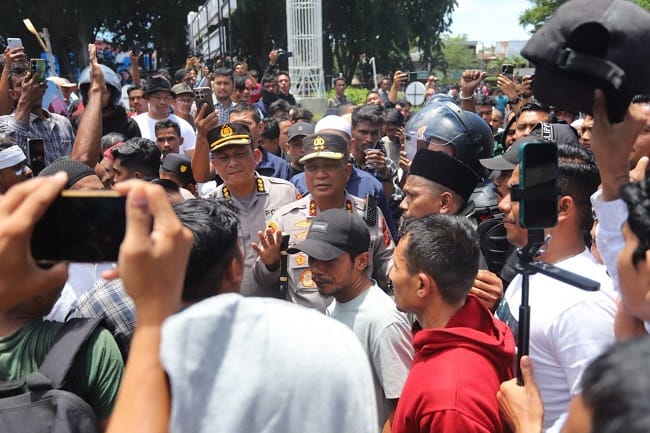 Kapolda Aceh mengamankan situasi di tengah kerumunan warga saat berlangsungnya kegiatan di ruang publik, Sabtu, 15/08/2026. Kapolda Aceh mengamankan situasi di tengah kerumunan warga saat berlangsungnya kegiatan di ruang publik, Sabtu, 15/08/2026.