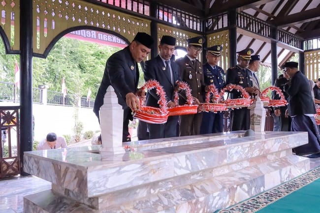 Bupati Aceh Besar H. Muharram Idris bersama Wakil Bupati Drs Syukri A Jalil dan Forkopimda menaburkan bunga di makam Pahlawan Nasional Teuku Nyak Arief sebagai bentuk penghormatan dan mengenang jasa para pejuang bangsa, Minggu (16/8/2026). FOTO/MC ACEH BESAR Bupati Aceh Besar H. Muharram Idris bersama Wakil Bupati Drs Syukri A Jalil dan Forkopimda menaburkan bunga di makam Pahlawan Nasional Teuku Nyak Arief sebagai bentuk penghormatan dan mengenang jasa para pejuang bangsa, Minggu (16/8/2026). FOTO/MC ACEH BESAR