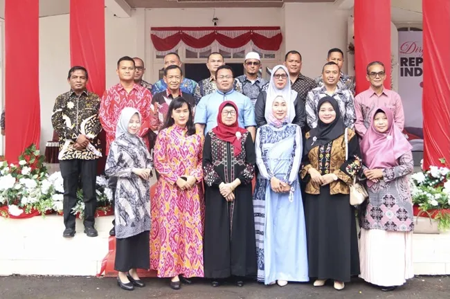Tiga komandan baru yang kini mengemban amanah di Kota Sabang mendapat sambutan hangat melalui tradisi peusijuk di Pendopo Wali Kota Sabang. Tiga komandan baru yang kini mengemban amanah di Kota Sabang mendapat sambutan hangat melalui tradisi peusijuk di Pendopo Wali Kota Sabang.