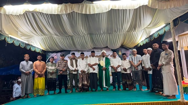 Foto bersama pada pembukaan MTQ XV tingkat Kemukiman Lhoknga, di halaman Masjid Al-Ishlah Kecamatan Lhoknga, Kabupaten Aceh Besar, Sabtu (15/8/2026) malam. FOTO/ MC ACEH BESAR