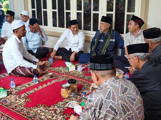 Wakil Gubernur Aceh, H. Fadhlullah saat menghadiri Haul ke-4 Tgk. H. Muhammad Amin bin Mahmud Syah (Abu Tumin) Pimpinan Dayah Al Madinatuddiniyah, Babussalam, Blang Bladeh, Kab. Bireuen, Minggu, (16/8/2026) (dok/humas). Wakil Gubernur Aceh, H. Fadhlullah saat menghadiri Haul ke-4 Tgk. H. Muhammad Amin bin Mahmud Syah (Abu Tumin) Pimpinan Dayah Al Madinatuddiniyah, Babussalam, Blang Bladeh, Kab. Bireuen, Minggu, (16/8/2026) (dok/humas).