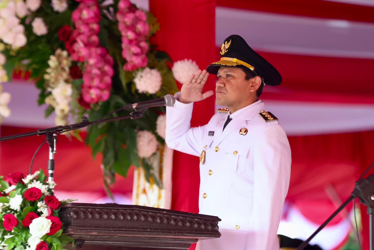 Wakil Gubernur Aceh, Fadhlullah saat memimpin upacara peringatan HUT ke-81 Kemerdekaan RI di Lapangan Blang Padang, Banda Aceh, Senin (17/8/2026). Foto: Humas Pemprov