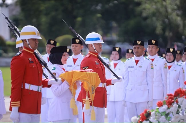 Cut Nadhifa Alisha, Siswi SMA Negeri 1 Kota Jantho saat membawa baki Bendera Merah Putih pada Upacara peringatan HUT ke-81 Kemerdekaan Republik Indonesia di Lapangan Bungoeng Jeumpa, Kota Jantho, Aceh Besar, Senin (17/8/2026) FOTO/MC ACEH BESAR Cut Nadhifa Alisha, Siswi SMA Negeri 1 Kota Jantho saat membawa baki Bendera Merah Putih pada Upacara peringatan HUT ke-81 Kemerdekaan Republik Indonesia di Lapangan Bungoeng Jeumpa, Kota Jantho, Aceh Besar, Senin (17/8/2026) FOTO/MC ACEH BESAR