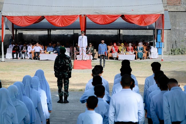 Camat Blang Bintang Subhan bertindak sebagai inspektur upacara pengibaran Bendera Merah Putih dalam rangka memperingati HUT ke-81 Kemerdekaan Republik Indonesia, di halaman Kantor Camat Blang Bintang, Kabupaten Aceh Besar, Senin (17/8/2026). FOTO/MC ACEH BESAR Camat Blang Bintang Subhan bertindak sebagai inspektur upacara pengibaran Bendera Merah Putih dalam rangka memperingati HUT ke-81 Kemerdekaan Republik Indonesia, di halaman Kantor Camat Blang Bintang, Kabupaten Aceh Besar, Senin (17/8/2026). FOTO/MC ACEH BESAR