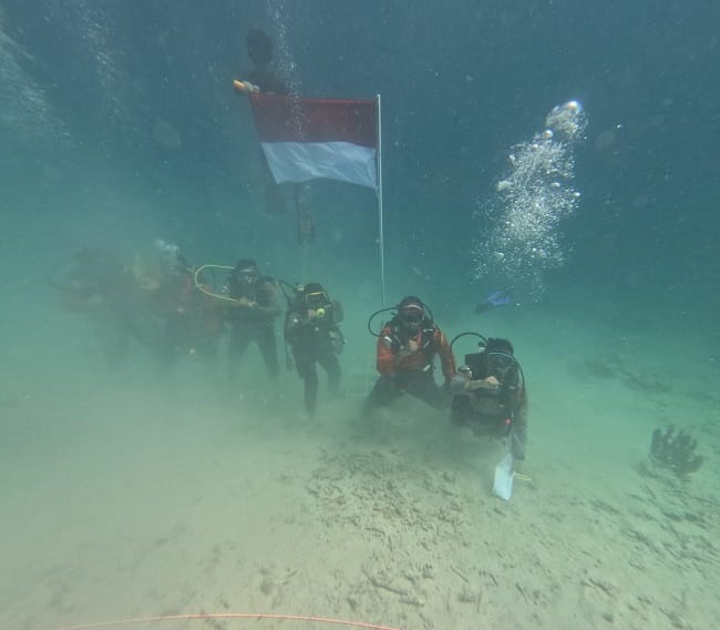 Pengibaran Bendera Merah Putih di dasar laut Krueng Raya, Aceh Besar, Senin (17/8/2026). (Foto: Humas Polda Aceh) Pengibaran Bendera Merah Putih di dasar laut Krueng Raya, Aceh Besar, Senin (17/8/2026). (Foto: Humas Polda Aceh)