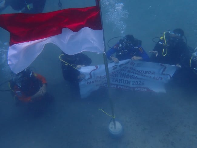 Tim Polres dan SAR Simeulue mengibarkan bendera merah putih di bawah laut di Simeulue, Aceh, Senin (17/8/2026). Tim Polres dan SAR Simeulue mengibarkan bendera merah putih di bawah laut di Simeulue, Aceh, Senin (17/8/2026).