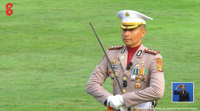 Komisaris Besar Polisi Jerrold Hendra Yosef Kumontoy bertugas sebagai Komandan Upacara Penurunan Bendera Negara Sang Merah Putih dalam rangkaian peringatan HUT Ke-81 Kemerdekaan RI di halaman Istana Merdeka, Jakarta, Senin (17/8/2026) petang. Komisaris Besar Polisi Jerrold Hendra Yosef Kumontoy bertugas sebagai Komandan Upacara Penurunan Bendera Negara Sang Merah Putih dalam rangkaian peringatan HUT Ke-81 Kemerdekaan RI di halaman Istana Merdeka, Jakarta, Senin (17/8/2026) petang.