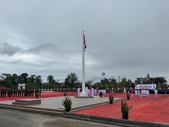 Papua Pegunungan - Upacara pengibaran Bendera Merah Putih dalam rangka memperingati HUT ke-81 Kemerdekaan Republik Indonesia di Kabupaten Yahukimo berlangsung khidmat.