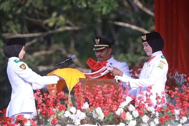 Wakil Bupati Aceh Besar Drs. Syukri A. Jalil memimpin Upacara Penurunan Sang Merah Putih pada HUT ke-81 Kemerdekaan RI di Lapangan Bungong Jeumpa, Kota Jantho, Senin (17/8/2026). FOTO/MC ACEH BESAR Wakil Bupati Aceh Besar Drs. Syukri A. Jalil memimpin Upacara Penurunan Sang Merah Putih pada HUT ke-81 Kemerdekaan RI di Lapangan Bungong Jeumpa, Kota Jantho, Senin (17/8/2026). FOTO/MC ACEH BESAR