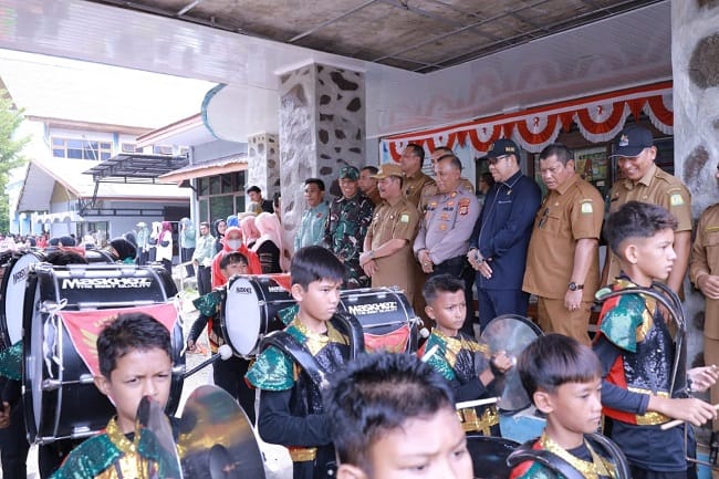 Wakil Bupati Aceh Besar Drs H Syukri A Jalil, melepas konvoi karnaval HUT ke-81 RI, di halaman Disdikbud Aceh Besar, Kota Jantho, Selasa (18/8/2026). FOTO/ PROKOPIM PEMKAB ACEH BESAR Wakil Bupati Aceh Besar Drs H Syukri A Jalil, melepas konvoi karnaval HUT ke-81 RI, di halaman Disdikbud Aceh Besar, Kota Jantho, Selasa (18/8/2026). FOTO/ PROKOPIM PEMKAB ACEH BESAR