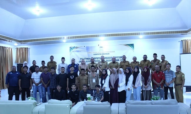 Foto bersama usai pembukaan pelatihan komputer berbasis kompetensi, di Kantor Disnakertrans Aceh Besar, Kota Jantho, Selasa (18/8/2026). FOTO/ MC ACEH BESAR Foto bersama usai pembukaan pelatihan komputer berbasis kompetensi, di Kantor Disnakertrans Aceh Besar, Kota Jantho, Selasa (18/8/2026). FOTO/ MC ACEH BESAR